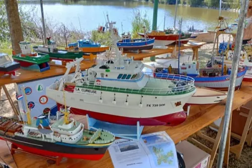 Exposition de maquettes de bâteaux sur table.