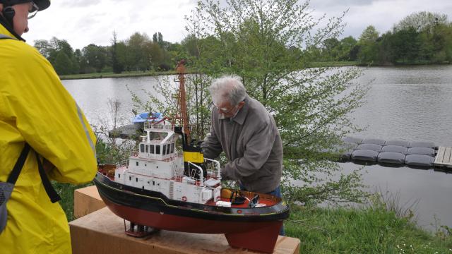 Guy Joalland prépare son HOEDIC pour la navigation